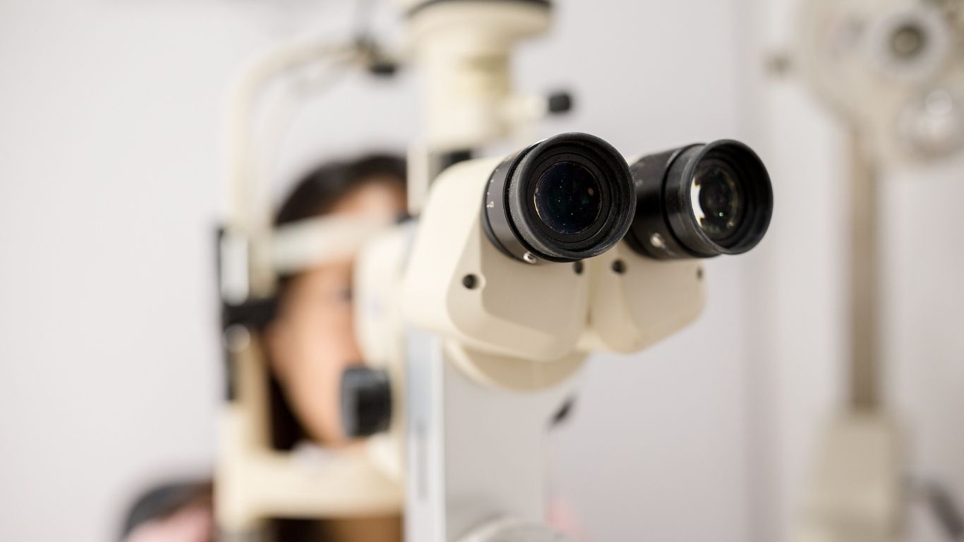 Eye examination apparatus